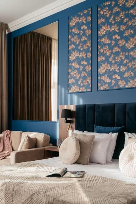 Deluxe Two-bedroom With Old Town View Apartament